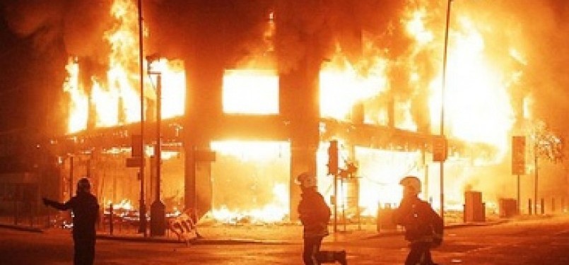 Bangunan mal perbelanjaan yang dibakar massa saat kerusuhan di Tottenham, London