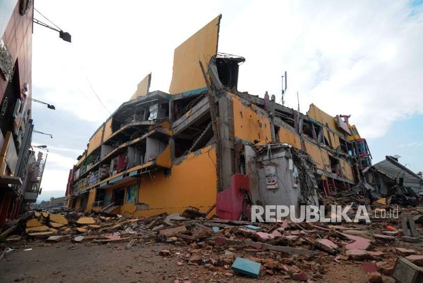 Bangunan Mal Tatura Palu yang porak-poranda setelah terkena gempa bumi disertai tsunami Kelurahan Palupi, Palu, Sulawesi Tengah, Sabtu (29/9).