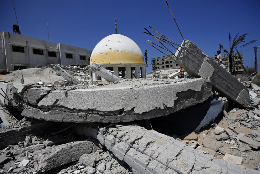 Bangunan masjid Aisha yang hancur akibat serangan udara Israel di kota Gaza, Senin (11/8).   (EPA/Mohammed Saber)