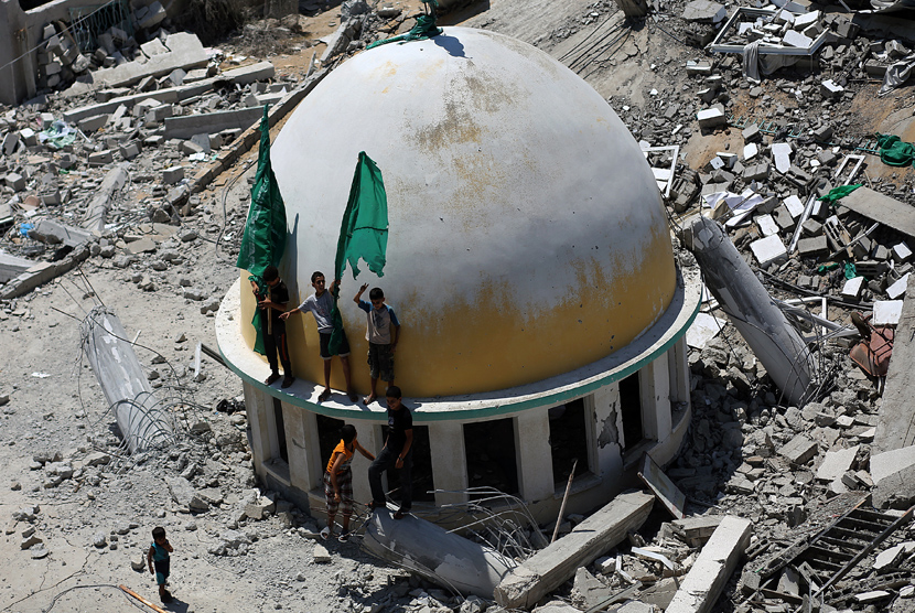  Bangunan masjid Aisha yang hancur akibat serangan udara Israel di kota Gaza, Senin (11/8).   (EPA/Mohammed Saber)