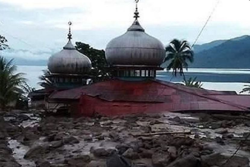 Bangunan masjid dan TK di Jorong Galapuang, Kecamatan Tanjung Raya, Kabupaten Agam, Sumatera Barat terendam lumpur usai banjir bandang yang terjadi kemarin, Rabu (20/11)|