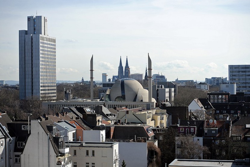Islam di Jerman berjuang untuk mendapatkan pengakuan negara.  Bangunan masjid di Cologne Jerman ini dapat menampung sekitar 2.000 orang jamaah secara bersamaan. 