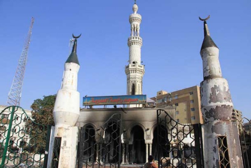 Bangunan Masjid Rabaa Al-Adawiya yang hangus dibakar pasukan keamanan Mesir di Nasr City, Kairo, Jumat (16/8).