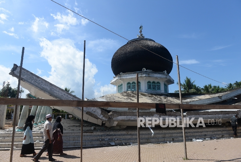  Bangunan Masjid yang ambruk akibat gempa di Pidie Jaya, NAD, Kamis (8/12).