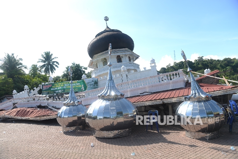  Bangunan masjid yang ambruk akibat gempa di Pidie Jaya.