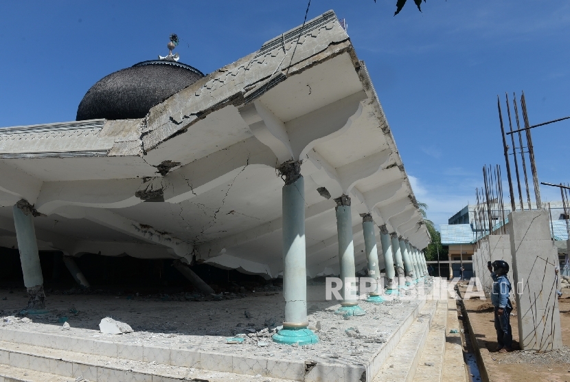  Bangunan Masjid yang ambruk akibat gempa di Pidie Jaya, NAD, Kamis (8/12). 