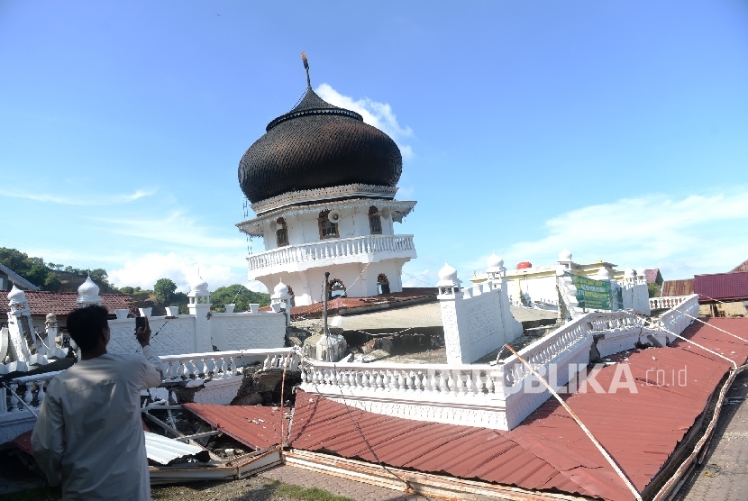 Bangunan Masjid yang ambruk akibat gempa di Pidie Jaya, NAD, Kamis (8/12). 