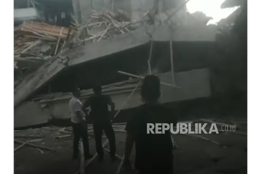 Bangunan mushalla di Pondok Pesantren Al Khoziny di Kecamatan Buduran, Sidoarjo, Jawa Timur ambruk pada Senin (29/9/2025).