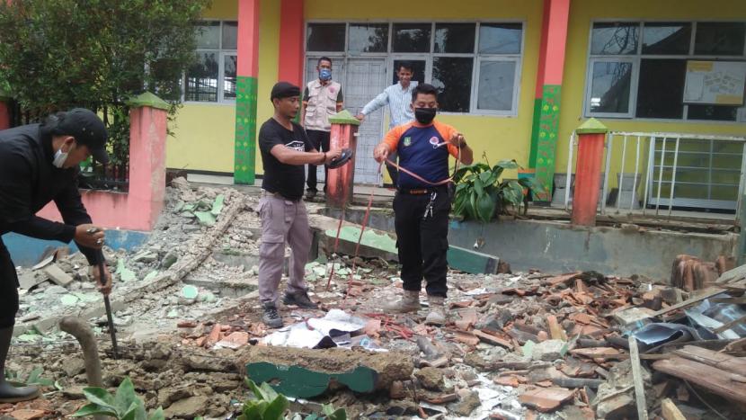 Bangunan perpustakaan SDN i Situ Endah 1 Kota Sukabumi ambruk akibat angin pada Selasa (12/1) pagi. 
