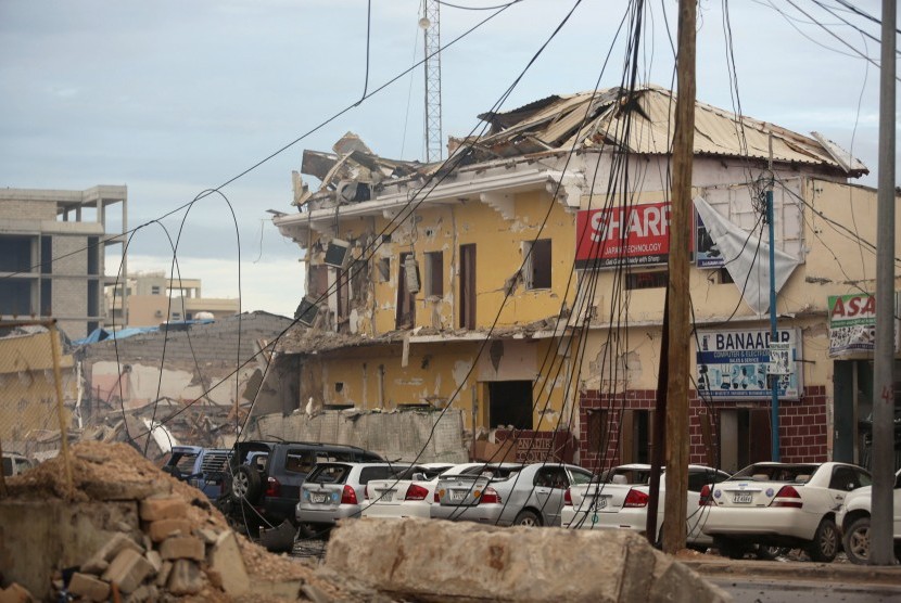 Bangunan porak poranda setelah ledakan terjadi di Hotel Nasa-Hablod di Mogadishu, Somalia.