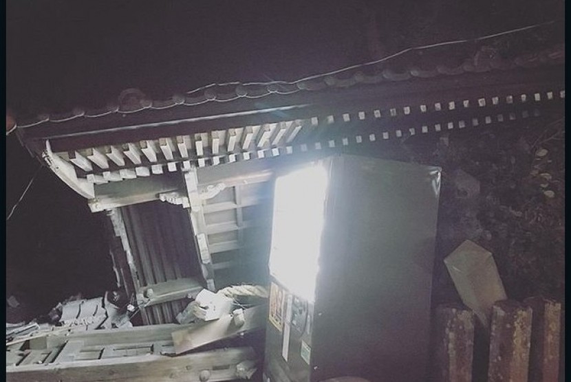 Bangunan rubuh akibat gempa di Jepang 