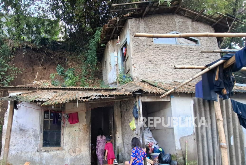 Tiga Kepala Keluarga dalam Satu Atap Rumah di Cimahi, Harus Mengungsi Gegara Longsor