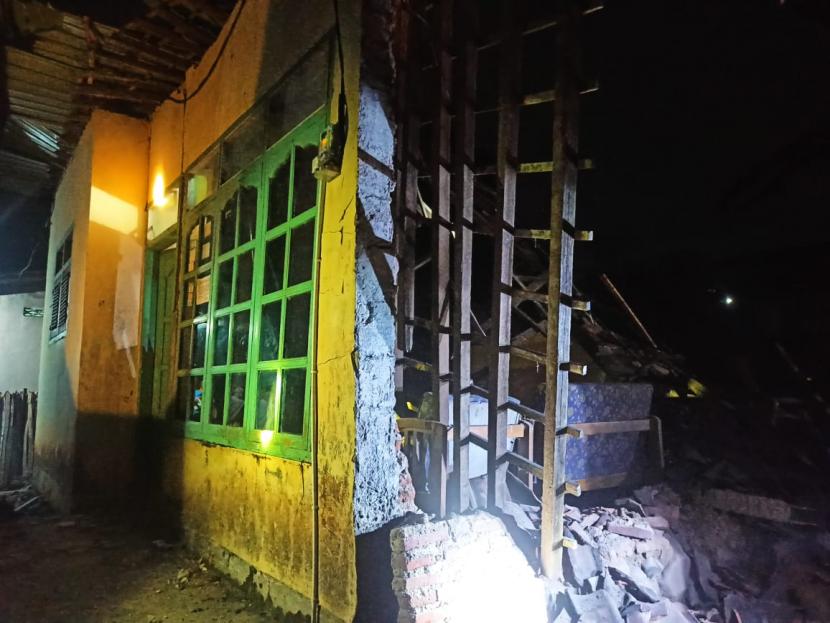 Bangunan rumah milik Ibu Suliyah yang rubuh pada Selasa (18/1) malam.