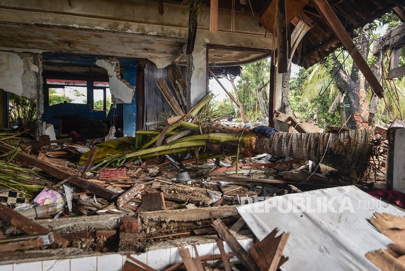 Bangunan rumah singgah yang hancur akibat terjangan gelombang tsunami Selat Sunda di Anyer Carita, Banten, Rabu (26/12/2018). 