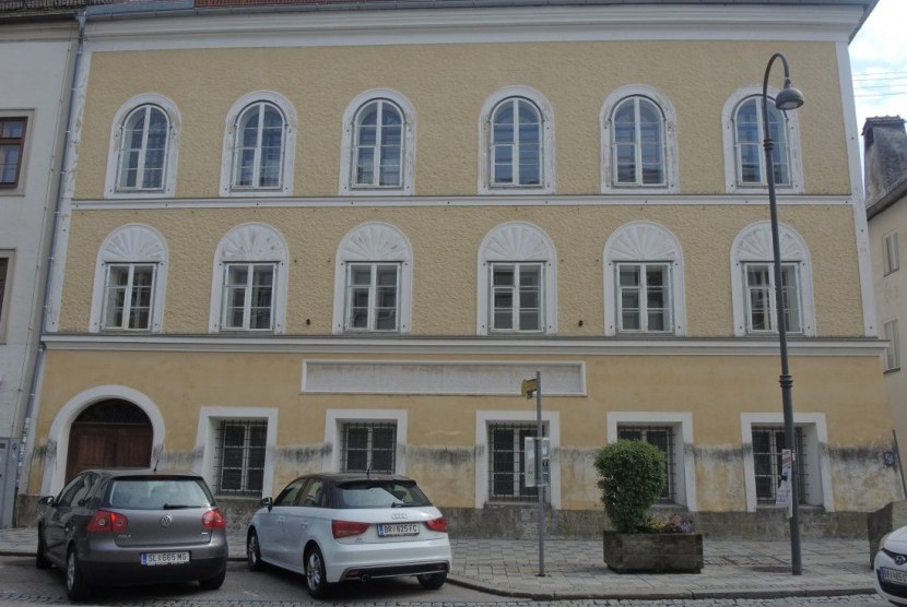 Bangunan rumah tempat Adolf Hitler dilahirkan di Braunau am Inn, Austria.