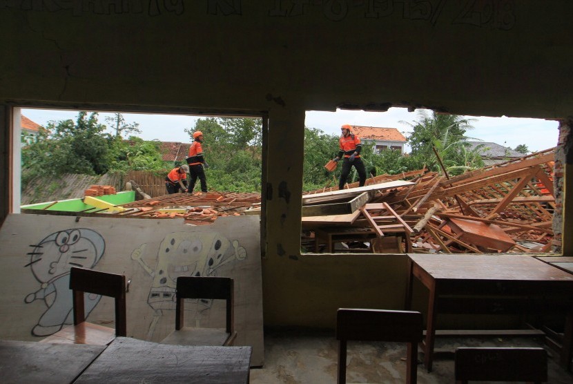 Bangunan rusak akibat angin kencang.