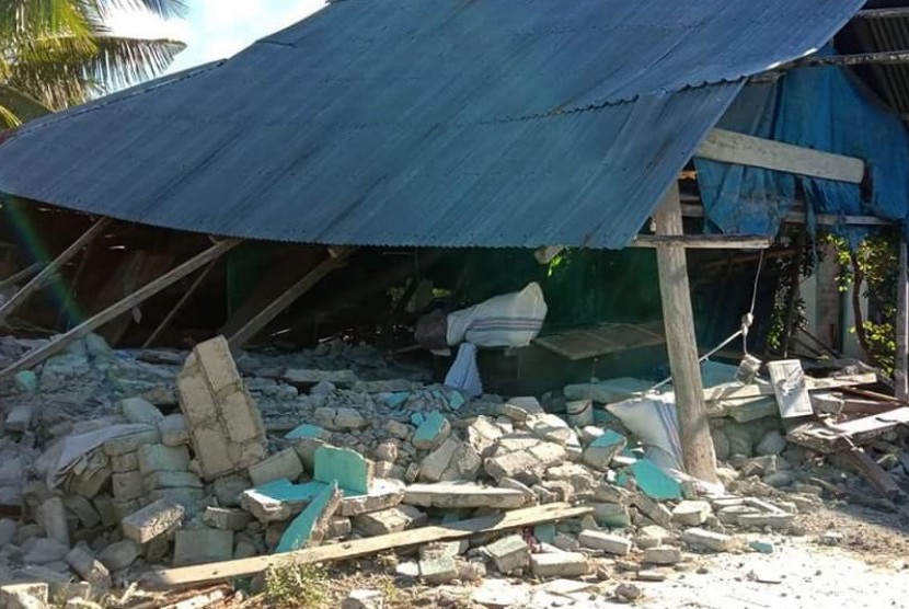 Bangunan rusak akibat gempa di Desa Tomara, Halmahera Selatan, Maluku Utara, Senin (15/7/2019). 