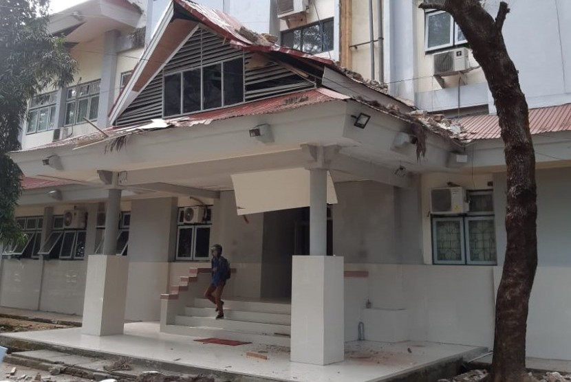 Bangunan rusak di Ambon, Maluku, akibat gempa Kamis (26/9) sebesar 6,8 M.