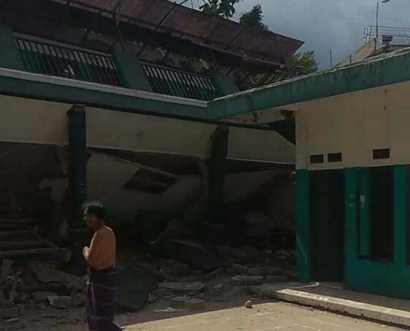 Bangunan sekolah rubuh pascagempa di Kabupaten Cianjur. Kepala Dinas Pendidikan (Disdik) Jabar, Dedi Supandi, banyak sekolah terdampak gempa Cianjur. Bahkan, satu SMK harus dipindahkan karena dekat dengan sesar Cugenang.