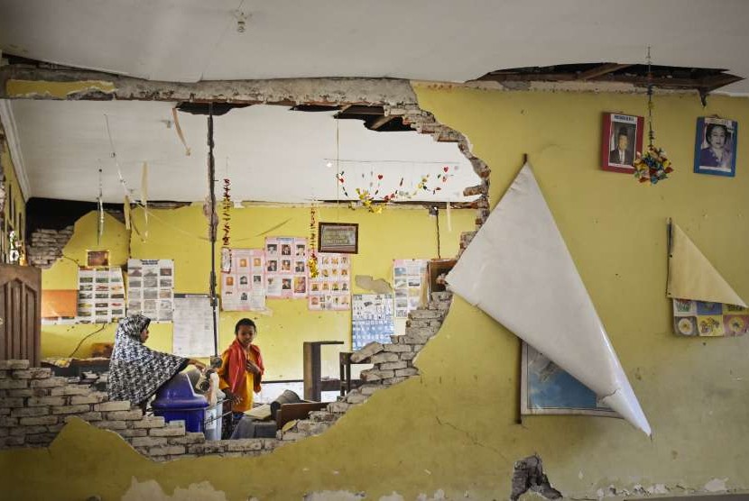 Bangunan sekolah rusak akkibat gempa di kawasan Gunungsari, Lombok Barat, NTB.