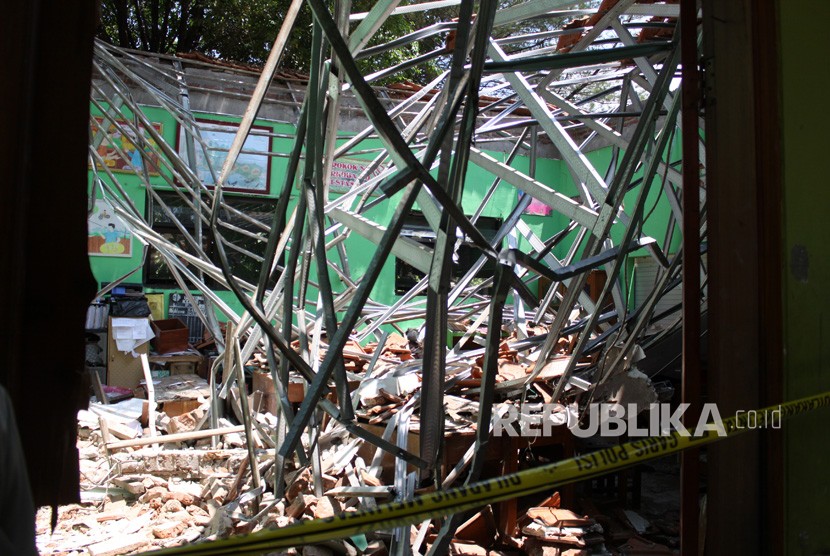 Bangunan sekolah yang ambruk di Sekolah Dasar (SD) Negeri Gentong, Kecamatan Gadingrejo, Pasuruan, Jawa Timur, Selasa (5/11/2019). Seorang guru dan seorang siswa tewas, sementara 11 siswa lainnya mengalami luka-luka.