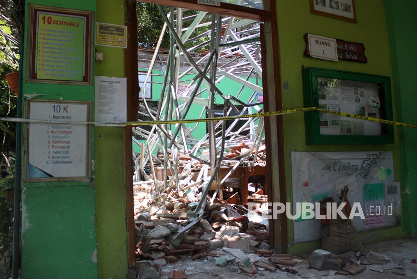 Bangunan sekolah yang ambruk di Sekolah Dasar (SD) Negeri Gentong, Kecamatan Gadingrejo, Pasuruan, Jawa Timur, Selasa (5/11/2019). Seorang guru dan seorang siswa tewas, sementara 11 siswa lainnya mengalami luka-luka. 