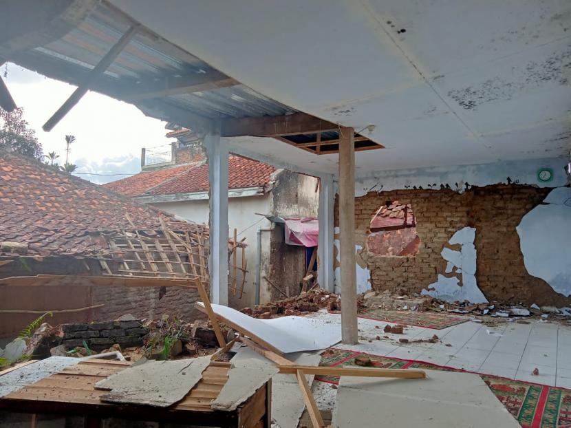 Bangunan SMK Cokroaminoto Kecamatan Warungkondang, Kabupaten Cianjur rusak diterjang gempa, Senin (21/11/2022).