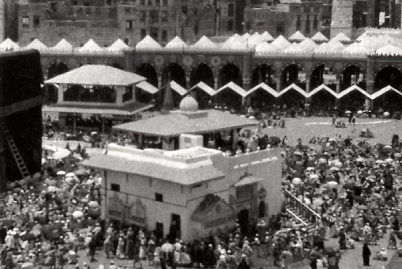 Bangunan sumur zamzam di Masjidil Haram pada 1935. Sumur Zamzam muncul ketika Hajar mencari air untuk Ismail 