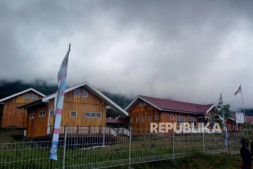 Bangunan unit sekolah baru (USB) sekolah menengah pertama negeri (SMPN) Ok Aom, Distrik Ok Aom di Kabupaten Pegunungan Bintang, Papua, yang baru diresmikan oleh Menteri Pendidikan dan Kebudayaan (Mendikbud) Muhadjir Effendy, Senin (18/12).