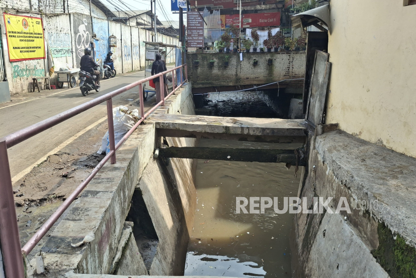 Bangunan yang Berdiri di Atas Sungai Cilember, Kelurahan Cigugur Tengah, Kecamatan Cimahi Tengah, Kota Cimahi Bakal Dilakukan Pembongkaran.
