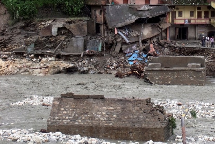    Bangunan yang hancur akibat banjir bandang di kabupaten Uttarkashi, Uttarakhand, India, Ahad (5/8) 2012.