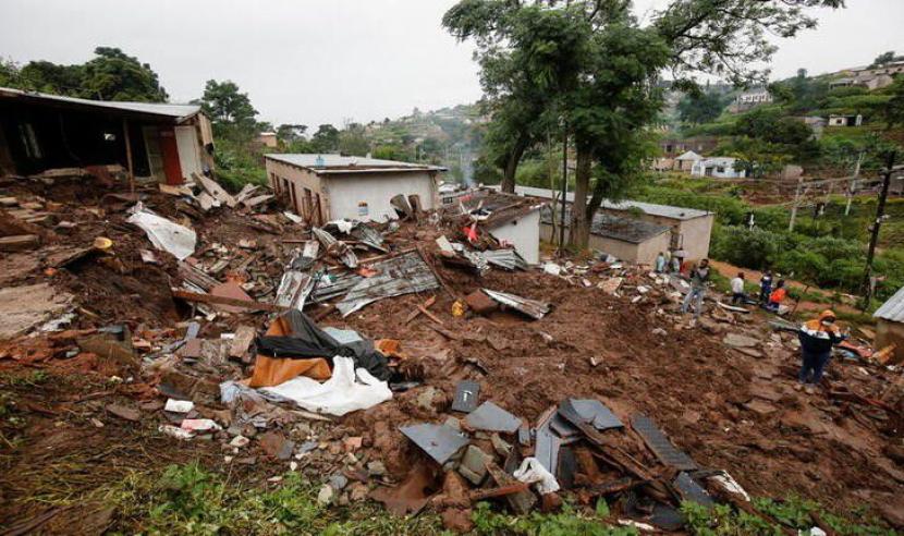 Bangunan yang hancur akibat diterjang banjir di KwaNdengezi Station, dekat Durban, KwaZulu-Natal, Afrika Selatan, 16 April, 2022. Banjir di Afrika Selatan Tewaskan 443 Orang