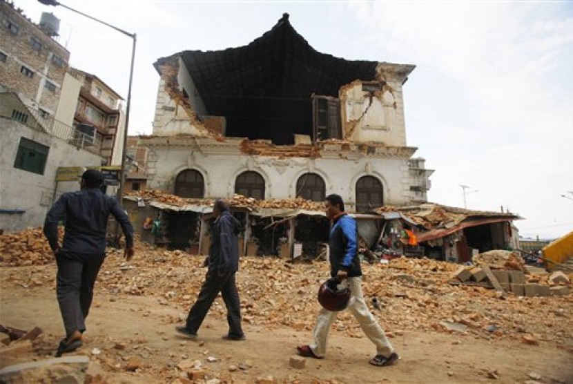  Bangunan yang hancur akibat gempa bumi yang melanda kota Kathmandu, Nepal, Sabtu (25/4).