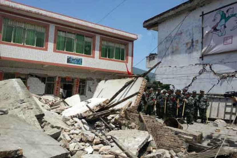   Bangunan yang hancur akibat gempa di Desa Gucheng Longmen Township,Ya'an,provinsi Sichuan,Cina, Sabtu (20/4).