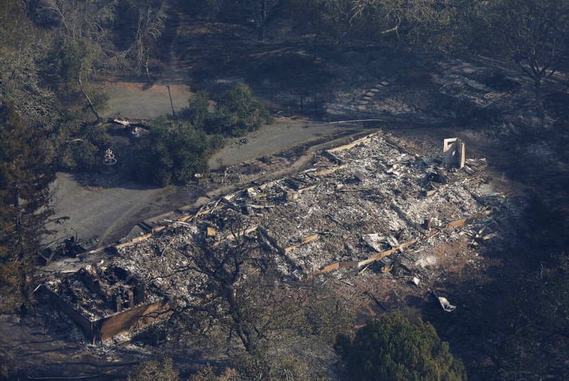 Bangunan yang hancur akibat kebakaran lahan di dekat Windsor, Kalifornia, Selasa (29/10).