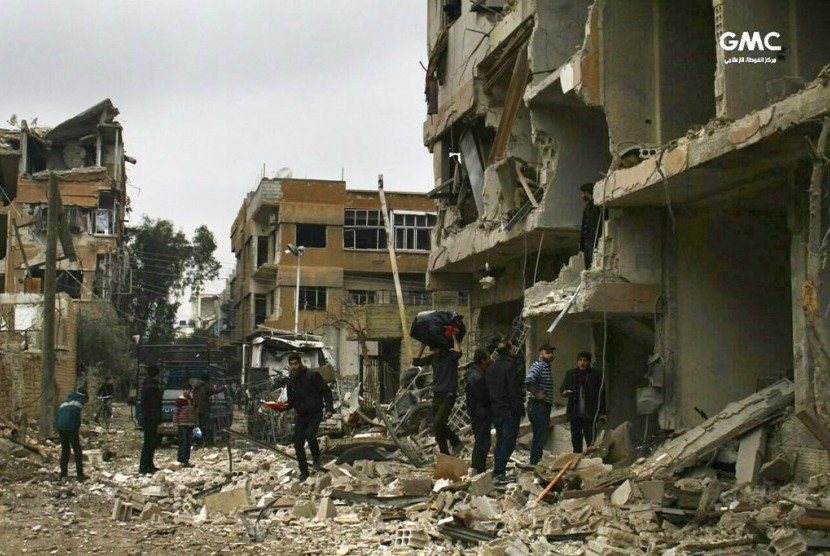 Bangunan yang hancur akibat pengeboman di Ghouta timur, pinggiran Damaskus, Suriah. Serangan Bom di Bus Suriah, 18 Orang Meninggal