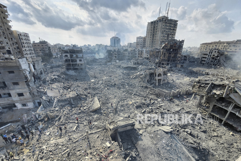 Bangunan yang hancur akibat serangan udara Israel terlihat di Kota Gaza pada Rabu, (11/10/2023).
