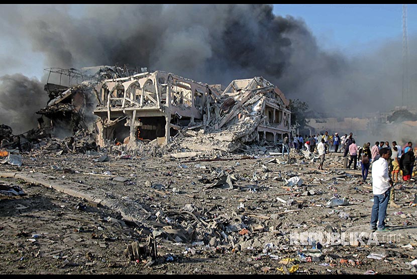 Bangunan yang hancur di lokasi ledakan bom di depan Safari Hotel, Mogadishu, Somalia, (14/10) waktu setempat