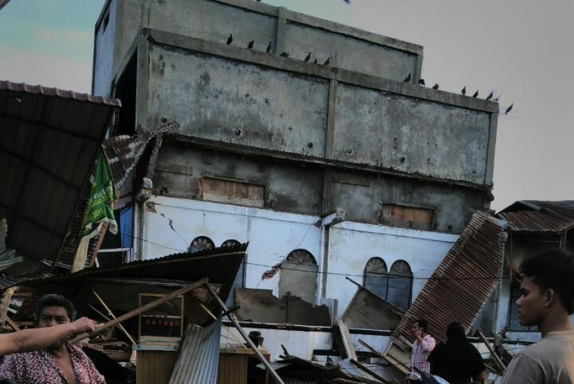 Bangunan yang roboh saat gempa melanda Aceh, Rabu (7/12)