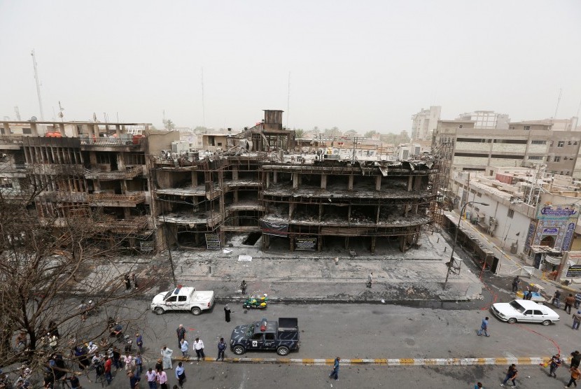 File foto: Bangunan yang runtuh akibat bom di Karrada, Baghdad, Irak, Senin ). ISIS mengklaim ada di balik serangan ini.