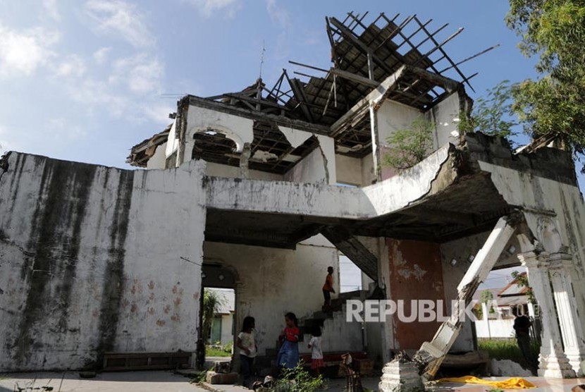 Bangunan yang rusak akibat gempa bumi pada laga berkekuatan 9.2 SR yang menimbulkan gelombang tsunami di Banda Aceh. Seorang polisi yang hilang sejak tsunami ditemukan kembali. Polisi tersebut mengalami gangguan kejiwaan dan dirawat di Rumah Sakit Jiwa Banda Aceh. 