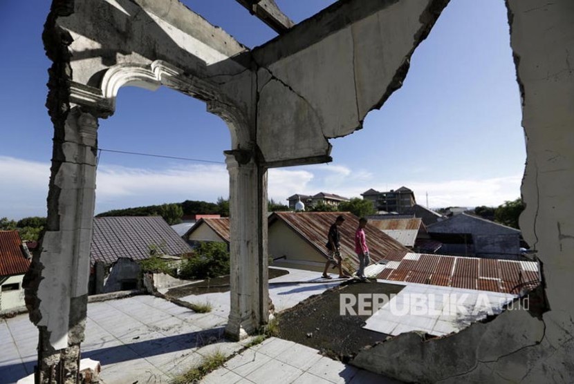 Bangunan yang rusak akibat gempa bumi berkekuatan 9.2 SR yang menimbulkan gelombang tsunami di Banda Aceh.