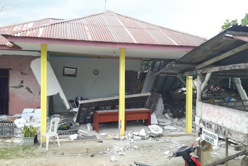 Bangunan yang rusak akibat gempa bumi di wilayah Liang Ambon, Maluku, Jumat (27/9/2019).