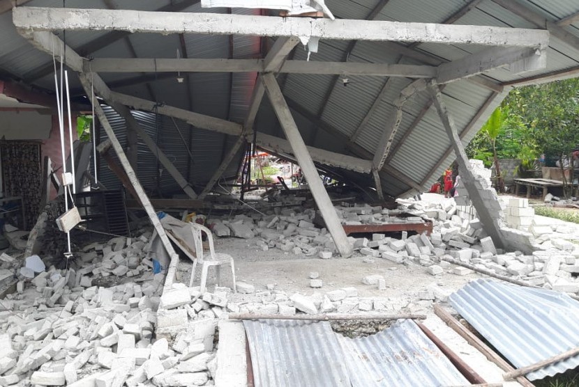 Bangunan yang rusak akibat gempa bumi di wilayah Liang Ambon, Maluku, Jumat (27/9/2019).