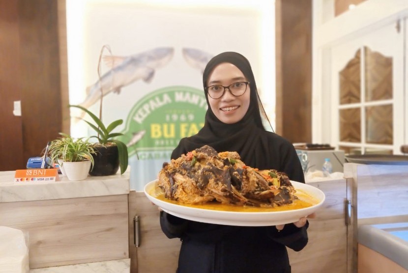 Banik Yoandanny, pemilik restoran Kepala Manyung Bu Fat. Restoran legendaris dari Semarang itu buka di Jl Cipete Raya no 8, Jakarta Selatan.