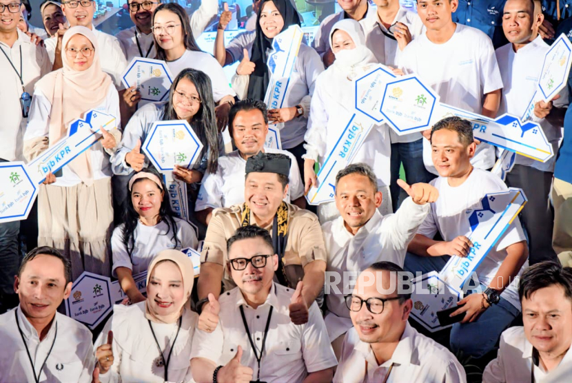 Bank bjb dan bjb syariah melakukan akad massal dan penyerahan kunci kepada 1.080 debitur, Bank bjb berkomitmen menghadirkan hunian terjangkau bagi masyarakat. 
