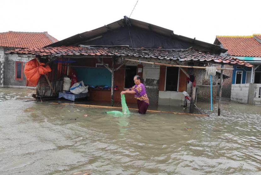 Banjir akibat gelombang tinggi air laut (rob), dampak blood moon, melanda pesisir Kabupaten Indramayu, Kamis (27/5), tepatnya di Desa Eretan Wetan, Kecamatan Kandanghaur.