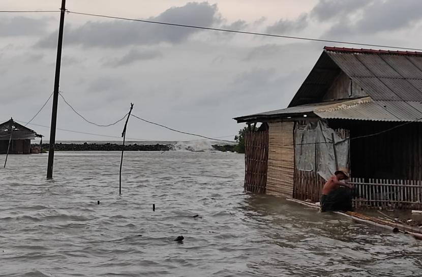 Banjir akibat gelombang tinggi air laut (rob), kembali melanda pesisir Kabupaten Indramayu, tepatnya di Desa Eretan Kulon dan Desa Eretan Wetan, Kecamatan Kandanghaur, Ahad (7/2). Banjir merendam ribuan rumah warga dengan ketinggian 20 cm – 1 m. 