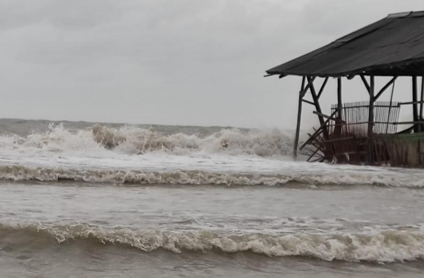 Banjir akibat gelombang tinggi air laut (rob), kembali melanda pesisir Kabupaten Indramayu, tepatnya di Desa Eretan Kulon dan Desa Eretan Wetan, Kecamatan Kandanghaur.