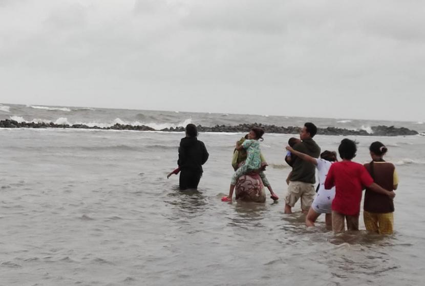 Banjir akibat gelombang tinggi air laut (rob), kembali melanda pesisir Kabupaten Indramayu, tepatnya di Desa Eretan Kulon dan Desa Eretan Wetan, Kecamatan Kandanghaur, Ahad (7/2). Banjir merendam ribuan rumah warga dengan ketinggian 20 cm – 1 m. 